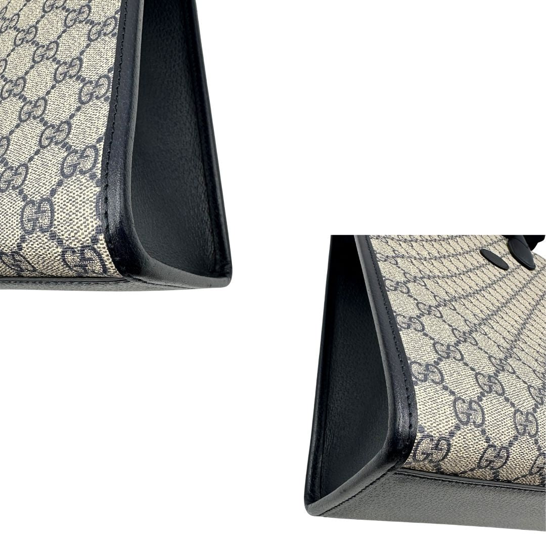  Borsa Gucci in canvas GG monogram beige con finiture in pelle blu e parti metalliche argentate; munita di doppi manici stondati e una tracolla in tessuto Gucci Web blu e rossa, amovibile e regolabile. Completa di dustbag, di lusso, originale, eccellenti condizioni, usata.