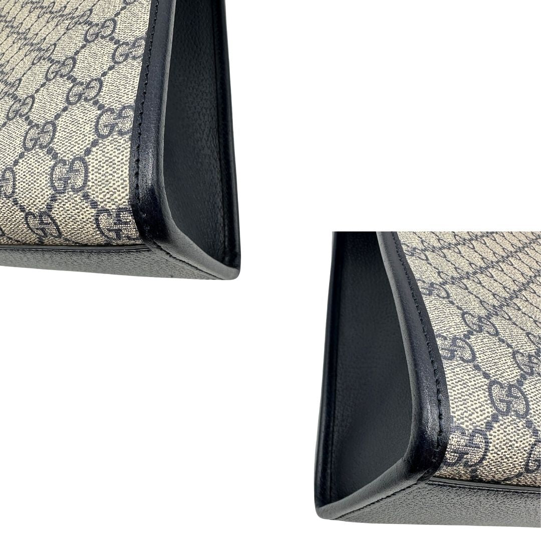  Borsa Gucci in canvas GG monogram beige con finiture in pelle blu e parti metalliche argentate; munita di doppi manici stondati e una tracolla in tessuto Gucci Web blu e rossa, amovibile e regolabile. Completa di dustbag, di lusso, originale, eccellenti condizioni, usata.