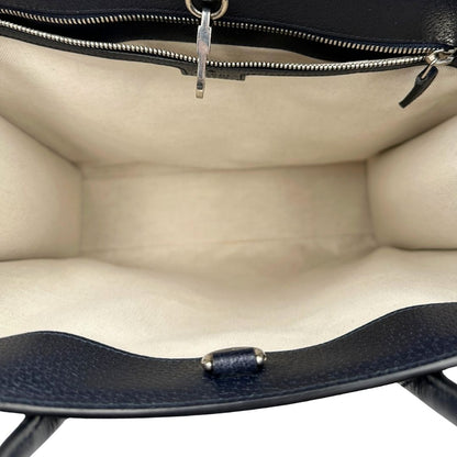  Borsa Gucci in canvas GG monogram beige con finiture in pelle blu e parti metalliche argentate; munita di doppi manici stondati e una tracolla in tessuto Gucci Web blu e rossa, amovibile e regolabile. Completa di dustbag, di lusso, originale, eccellenti condizioni, usata.