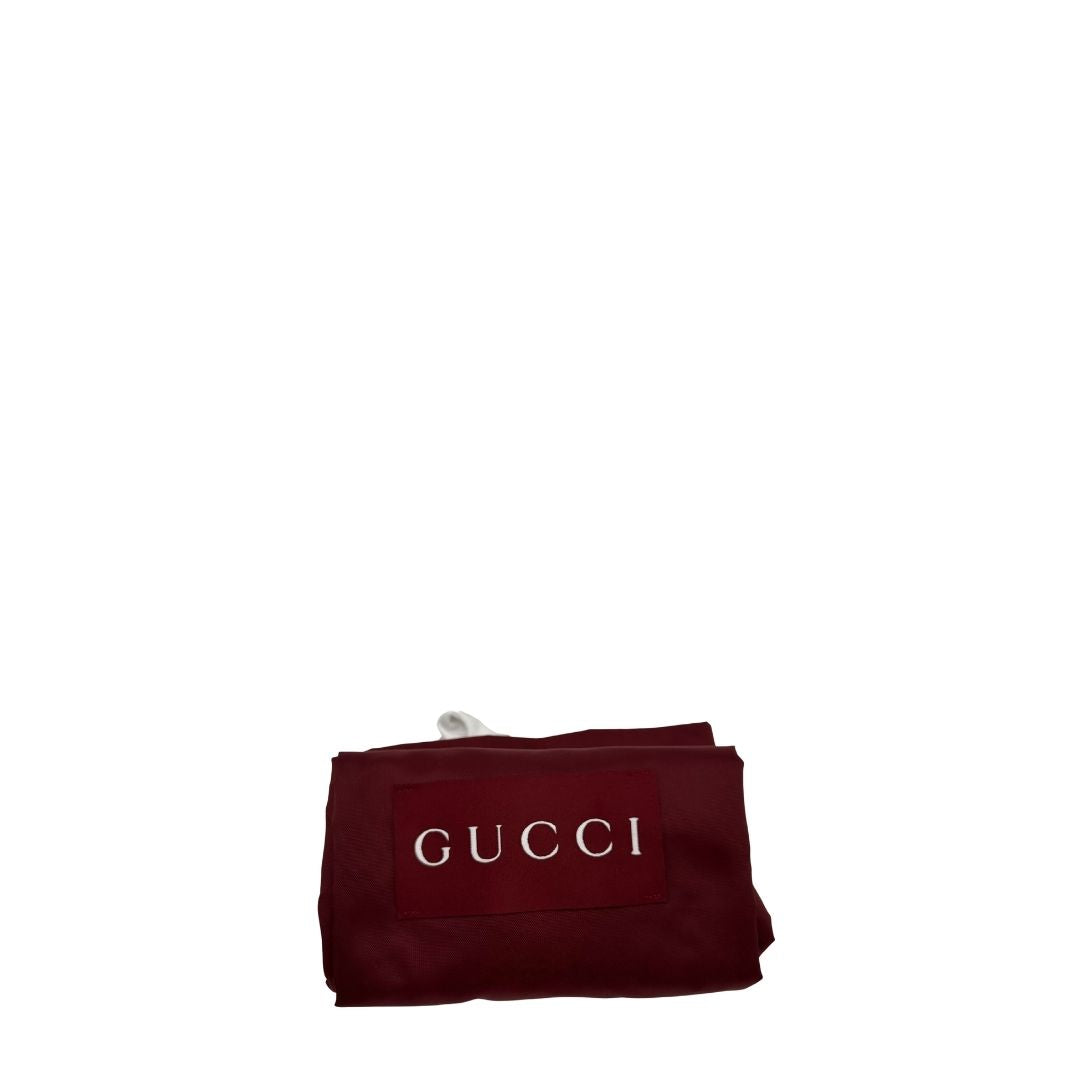 dustbag Mini bucket Gucci in pelle nera con parti metalliche dorate; munito di una tracolla in tessuto Web verde e rossa. Completo di dustbag, di lusso, eccellenti condizioni, originale, usato.