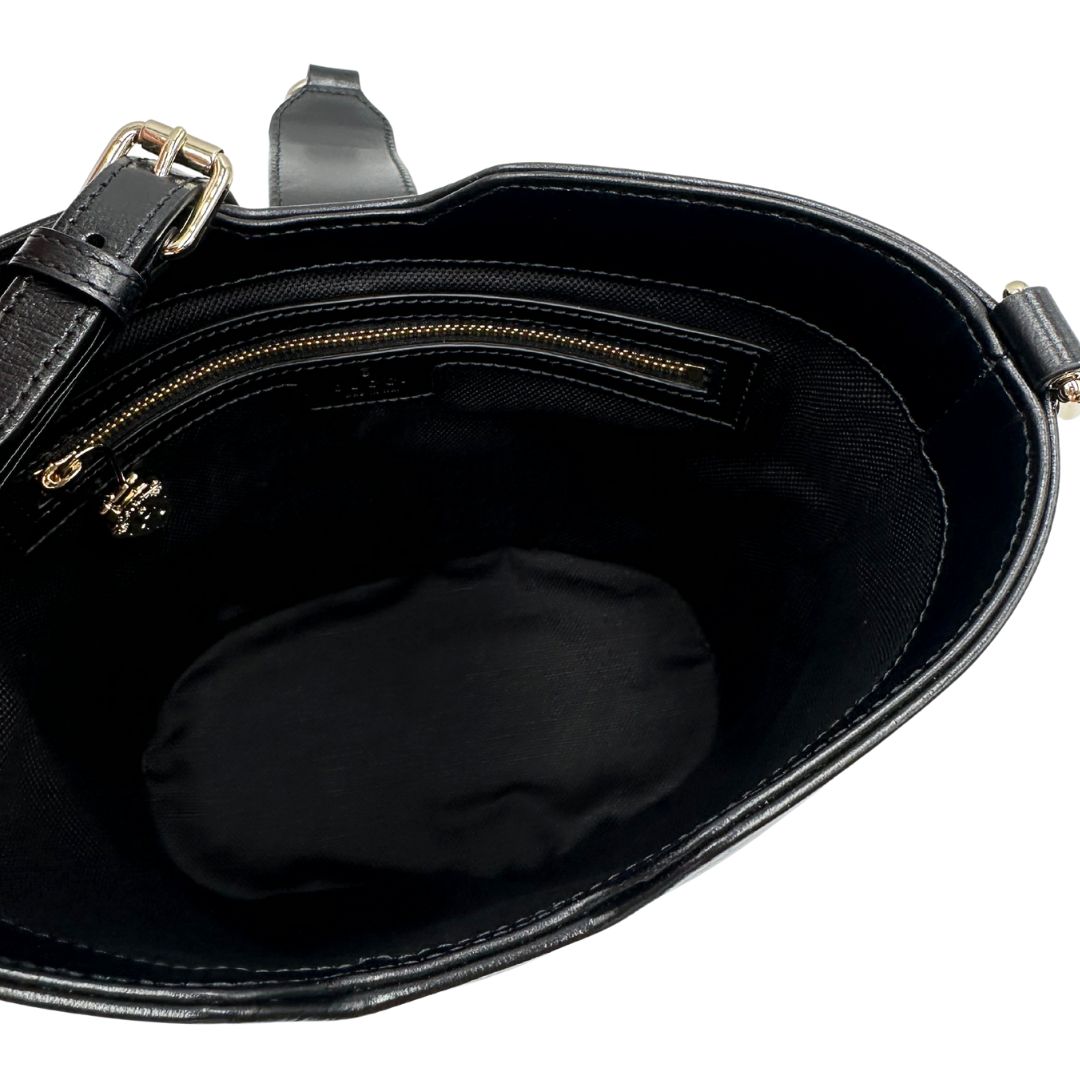 interno Mini bucket Gucci in pelle nera con parti metalliche dorate; munito di una tracolla in tessuto Web verde e rossa. Completo di dustbag, di lusso, eccellenti condizioni, originale, usato. 