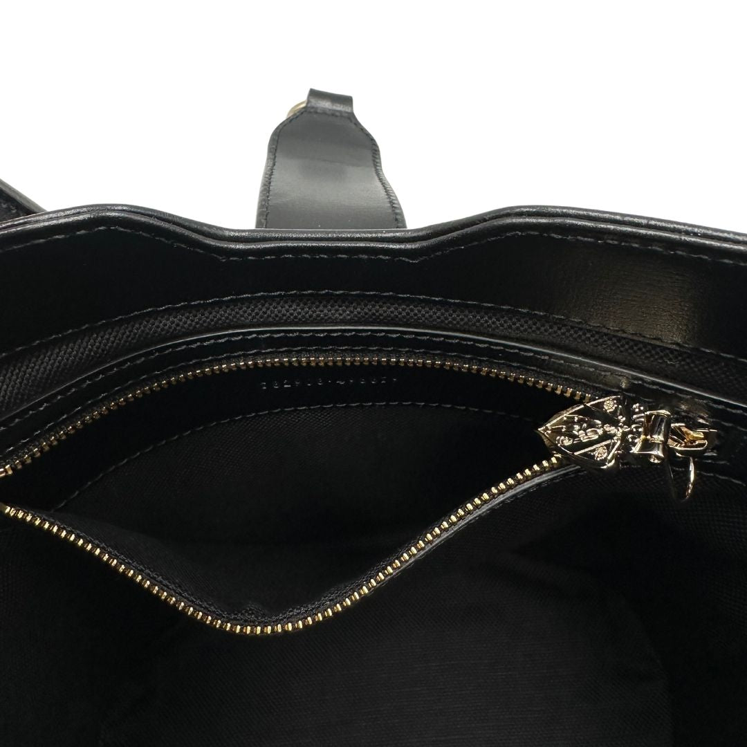 interno Mini bucket Gucci in pelle nera con parti metalliche dorate; munito di una tracolla in tessuto Web verde e rossa. Completo di dustbag, di lusso, eccellenti condizioni, originale, usato. 