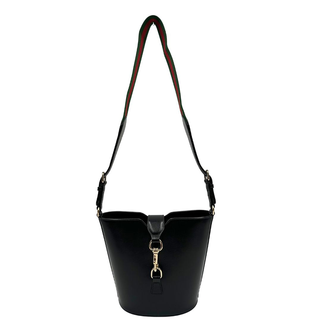 front Mini bucket Gucci in pelle nera con parti metalliche dorate; munito di una tracolla in tessuto Web verde e rossa. Completo di dustbag, di lusso, eccellenti condizioni, originale, usato. 