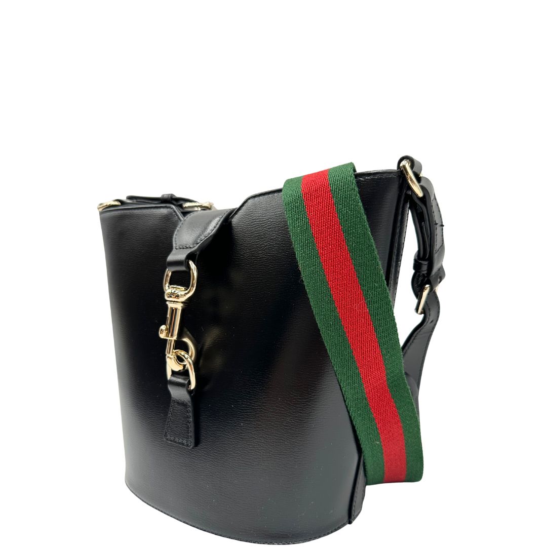 lato Mini bucket Gucci in pelle nera con parti metalliche dorate; munito di una tracolla in tessuto Web verde e rossa. Completo di dustbag, di lusso, eccellenti condizioni, originale, usato. 