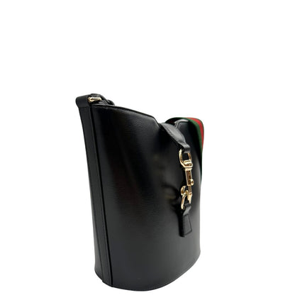 lato Mini bucket Gucci in pelle nera con parti metalliche dorate; munito di una tracolla in tessuto Web verde e rossa. Completo di dustbag, di lusso, eccellenti condizioni, originale, usato. 