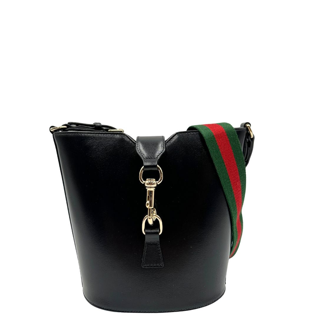 front Mini bucket Gucci in pelle nera con parti metalliche dorate; munito di una tracolla in tessuto Web verde e rossa. Completo di dustbag, di lusso, eccellenti condizioni, originale, usato. 