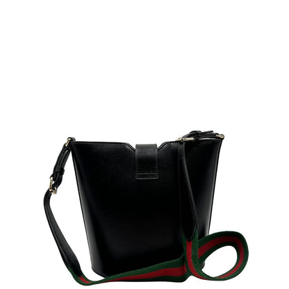 retro Mini bucket Gucci in pelle nera con parti metalliche dorate; munito di una tracolla in tessuto Web verde e rossa. Completo di dustbag, di lusso, eccellenti condizioni, originale, usato.