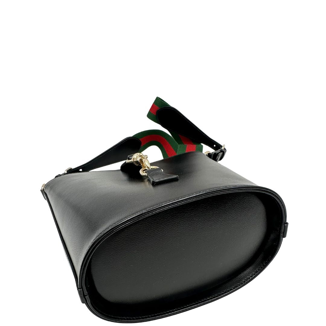 base Mini bucket Gucci in pelle nera con parti metalliche dorate; munito di una tracolla in tessuto Web verde e rossa. Completo di dustbag, di lusso, eccellenti condizioni, originale, usato. 