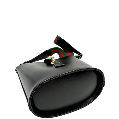 base Mini bucket Gucci in pelle nera con parti metalliche dorate; munito di una tracolla in tessuto Web verde e rossa. Completo di dustbag, di lusso, eccellenti condizioni, originale, usato. 