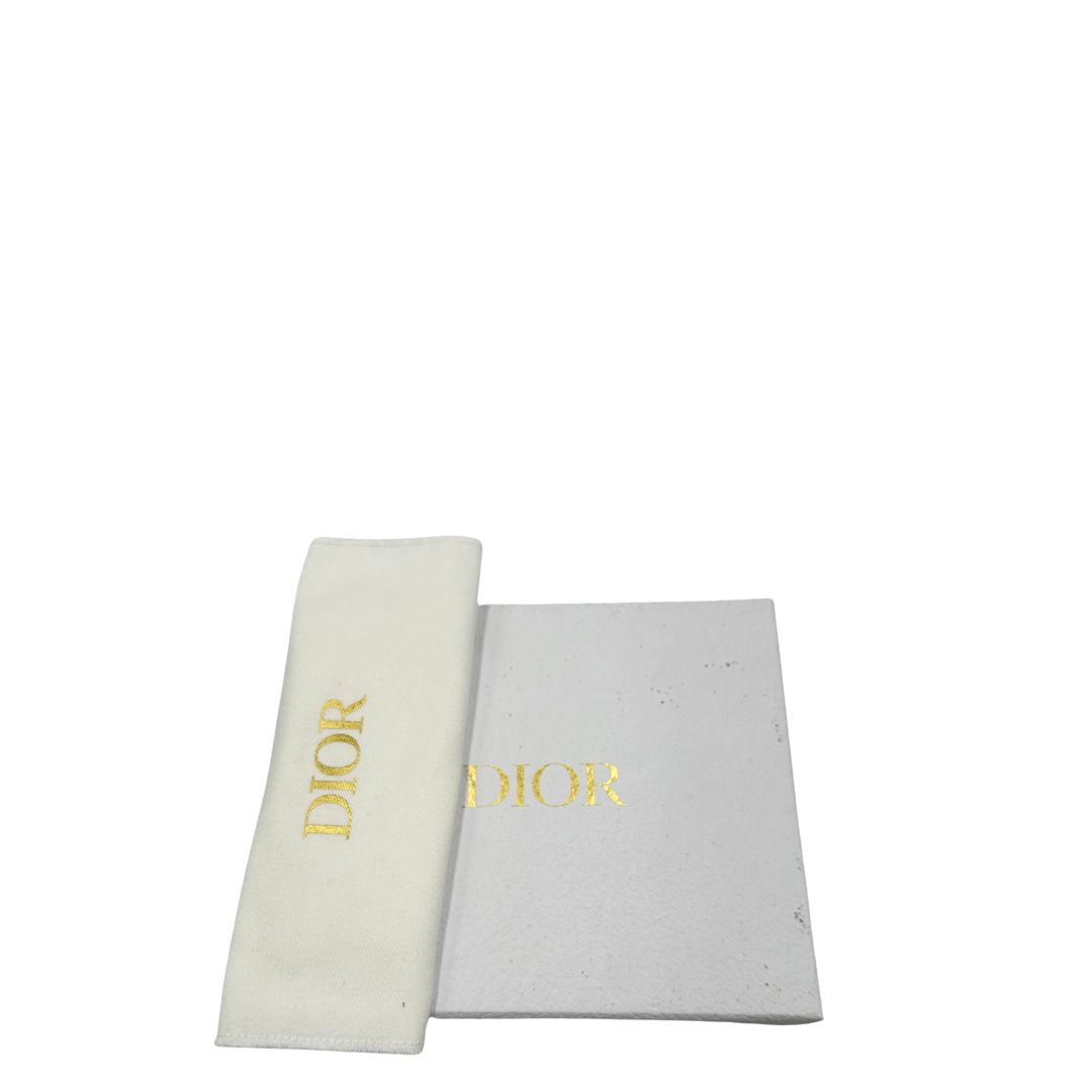 Portafoglio Dior in pelle verde trama cannage con parti metalliche dorate; munita di charm amovibile. Completo di corredo, di lusso, originale, ottime condizioni.