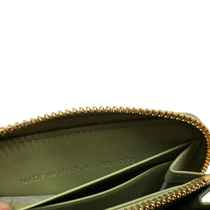 Portafoglio Dior in pelle verde trama cannage con parti metalliche dorate; munita di charm amovibile. Completo di corredo, di lusso, originale, ottime condizioni.