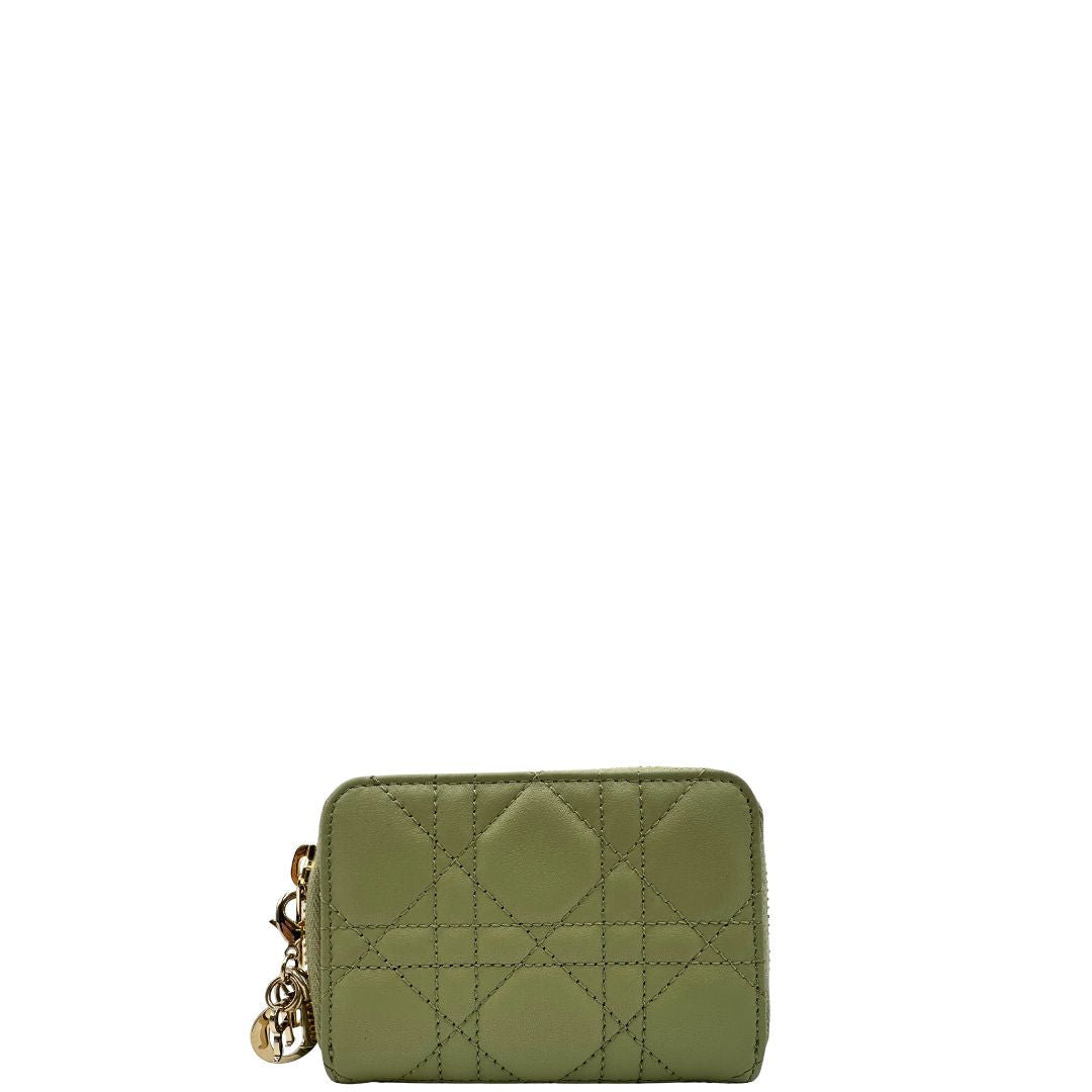 Portafoglio Dior in pelle verde trama cannage con parti metalliche dorate; munita di charm amovibile. Completo di corredo, di lusso, originale, ottime condizioni.
