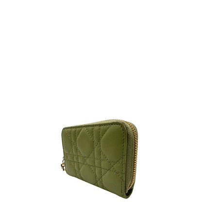 Portafoglio Dior in pelle verde trama cannage con parti metalliche dorate; munita di charm amovibile. Completo di corredo, di lusso, originale, ottime condizioni.