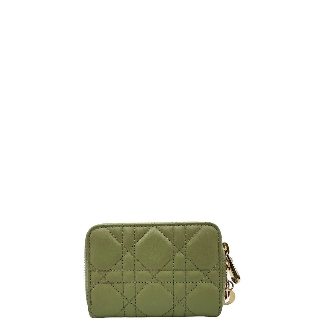 Portafoglio Dior in pelle verde trama cannage con parti metalliche dorate; munita di charm amovibile. Completo di corredo, di lusso, originale, ottime condizioni.