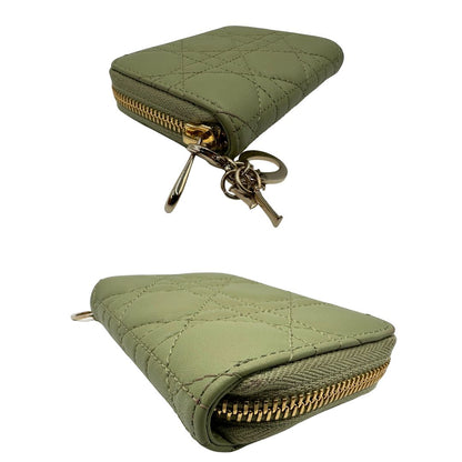 Portafoglio Dior in pelle verde trama cannage con parti metalliche dorate; munita di charm amovibile. Completo di corredo, di lusso, originale, ottime condizioni.