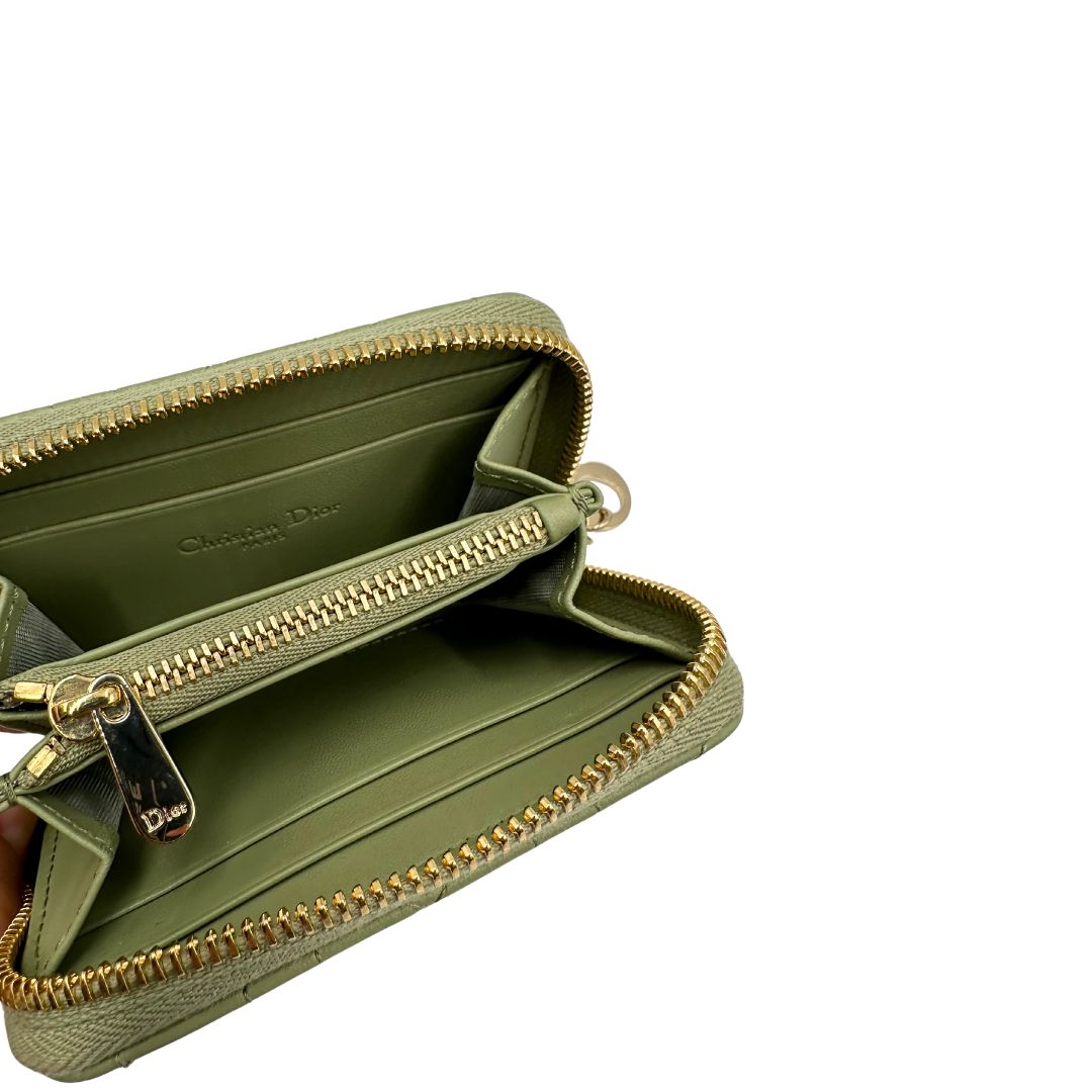 Portafoglio Dior in pelle verde trama cannage con parti metalliche dorate; munita di charm amovibile. Completo di corredo, di lusso, originale, ottime condizioni.