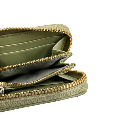 Portafoglio Dior in pelle verde trama cannage con parti metalliche dorate; munita di charm amovibile. Completo di corredo, di lusso, originale, ottime condizioni.