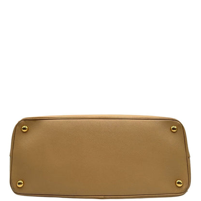 base  Borsa Prada in pelle saffiano color nocciola con parti metalliche dorate; munita di doppi manici stondati e impreziosita da una clochette portachiavi. Completa di dustbag, di lusso, originale, buone condizioni. 