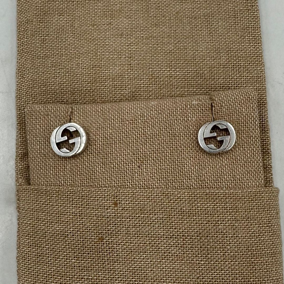 Orecchini Gucci in argento 925 con logo GG. Completi di corredo, di lusso, originale, ottime condizioni.