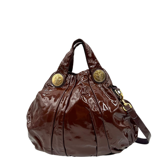 front Borsa Gucci in pelle verniciata bordeaux con parti metalliche dorate; munita di doppi manici e una tracolla amovibile, di lusso, originale, ottime condizioni. 