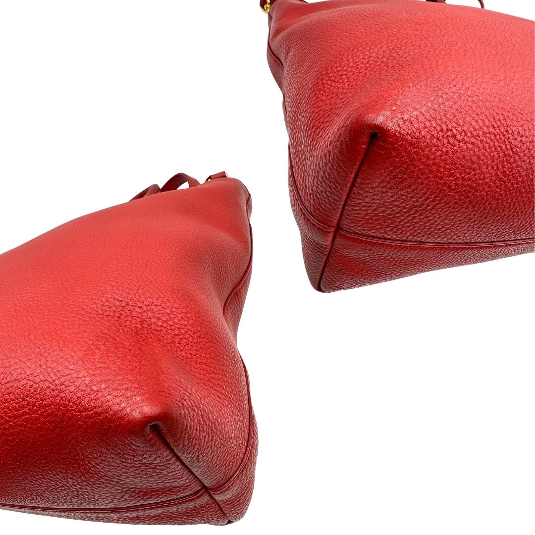 angoli Borsa Tote Prada in pelle rossa con parti metalliche dorate; munita di doppi manici e una tracolla amovibile e regolabile, di lusso, originale, ottime condizioni, usata. 