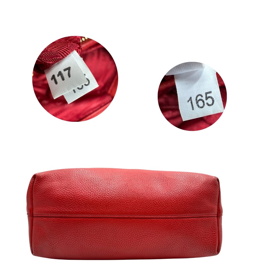 base e codici Borsa Tote Prada in pelle rossa con parti metalliche dorate; munita di doppi manici e una tracolla amovibile e regolabile, di lusso, originale, ottime condizioni, usata.