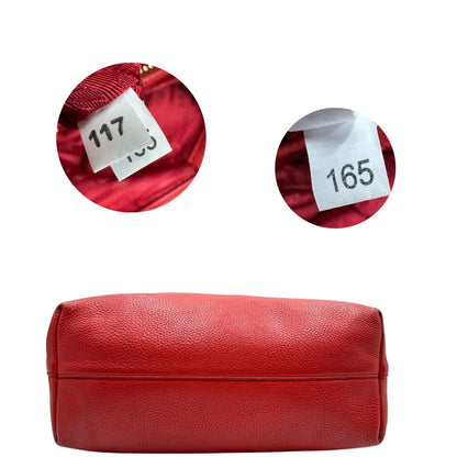 base e codici Borsa Tote Prada in pelle rossa con parti metalliche dorate; munita di doppi manici e una tracolla amovibile e regolabile, di lusso, originale, ottime condizioni, usata.