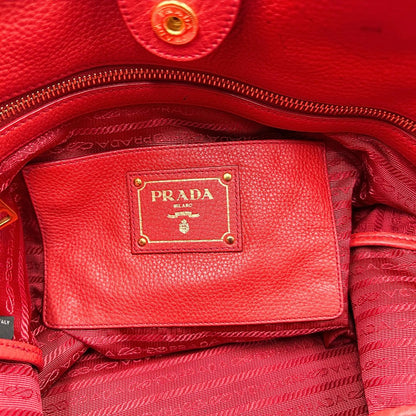 interno Borsa Tote Prada in pelle rossa con parti metalliche dorate; munita di doppi manici e una tracolla amovibile e regolabile, di lusso, originale, ottime condizioni, usata. 
