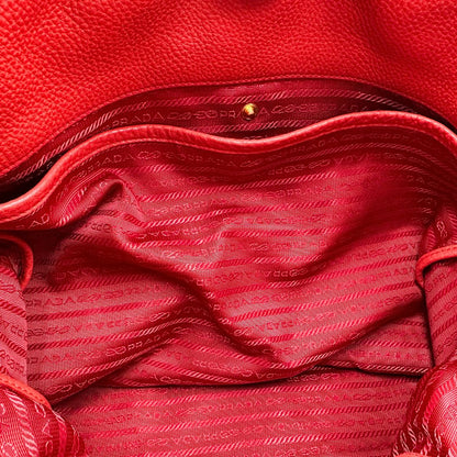 interno Borsa Tote Prada in pelle rossa con parti metalliche dorate; munita di doppi manici e una tracolla amovibile e regolabile, di lusso, originale, ottime condizioni, usata. 