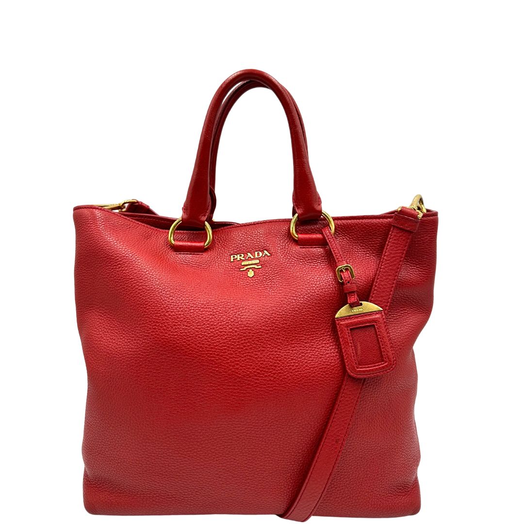 front Borsa Tote Prada in pelle rossa con parti metalliche dorate; munita di doppi manici e una tracolla amovibile e regolabile, di lusso, originale, ottime condizioni, usata. 