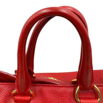manici Borsa Tote Prada in pelle rossa con parti metalliche dorate; munita di doppi manici e una tracolla amovibile e regolabile, di lusso, originale, ottime condizioni, usata. 