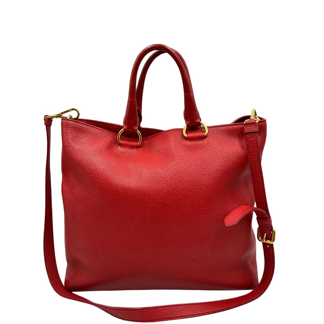 retro Borsa Tote Prada in pelle rossa con parti metalliche dorate; munita di doppi manici e una tracolla amovibile e regolabile, di lusso, originale, ottime condizioni, usata. 