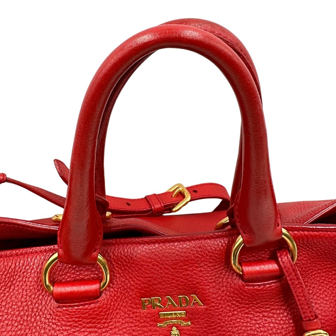 manici Borsa Tote Prada in pelle rossa con parti metalliche dorate; munita di doppi manici e una tracolla amovibile e regolabile, di lusso, originale, ottime condizioni, usata. 