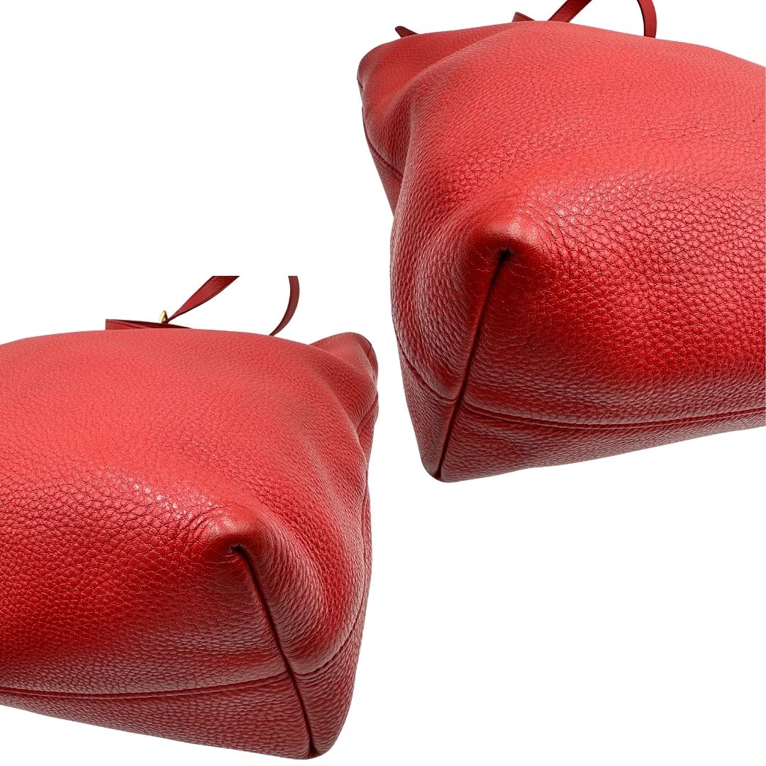 angoli Borsa Tote Prada in pelle rossa con parti metalliche dorate; munita di doppi manici e una tracolla amovibile e regolabile, di lusso, originale, ottime condizioni, usata. 