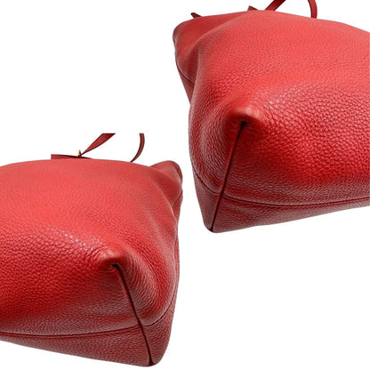 angoli Borsa Tote Prada in pelle rossa con parti metalliche dorate; munita di doppi manici e una tracolla amovibile e regolabile, di lusso, originale, ottime condizioni, usata. 