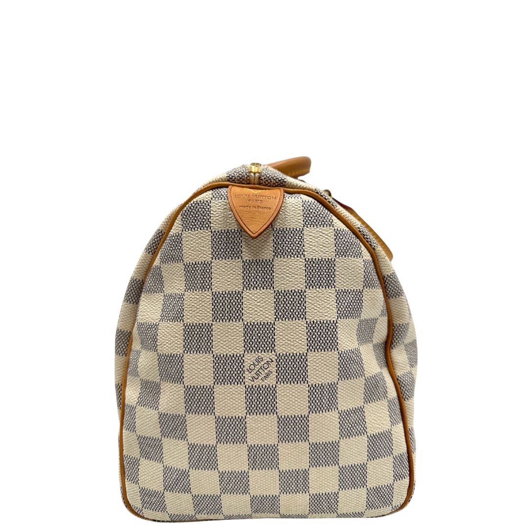 lato  Borsa Speedy 30 Louis Vuitton in canvas Damier Azur con finiture in vacchetta naturale e parti metalliche dorate. Completo di lucchetto, chiavi e corredo, di lusso, originale, ottime condizioni. 