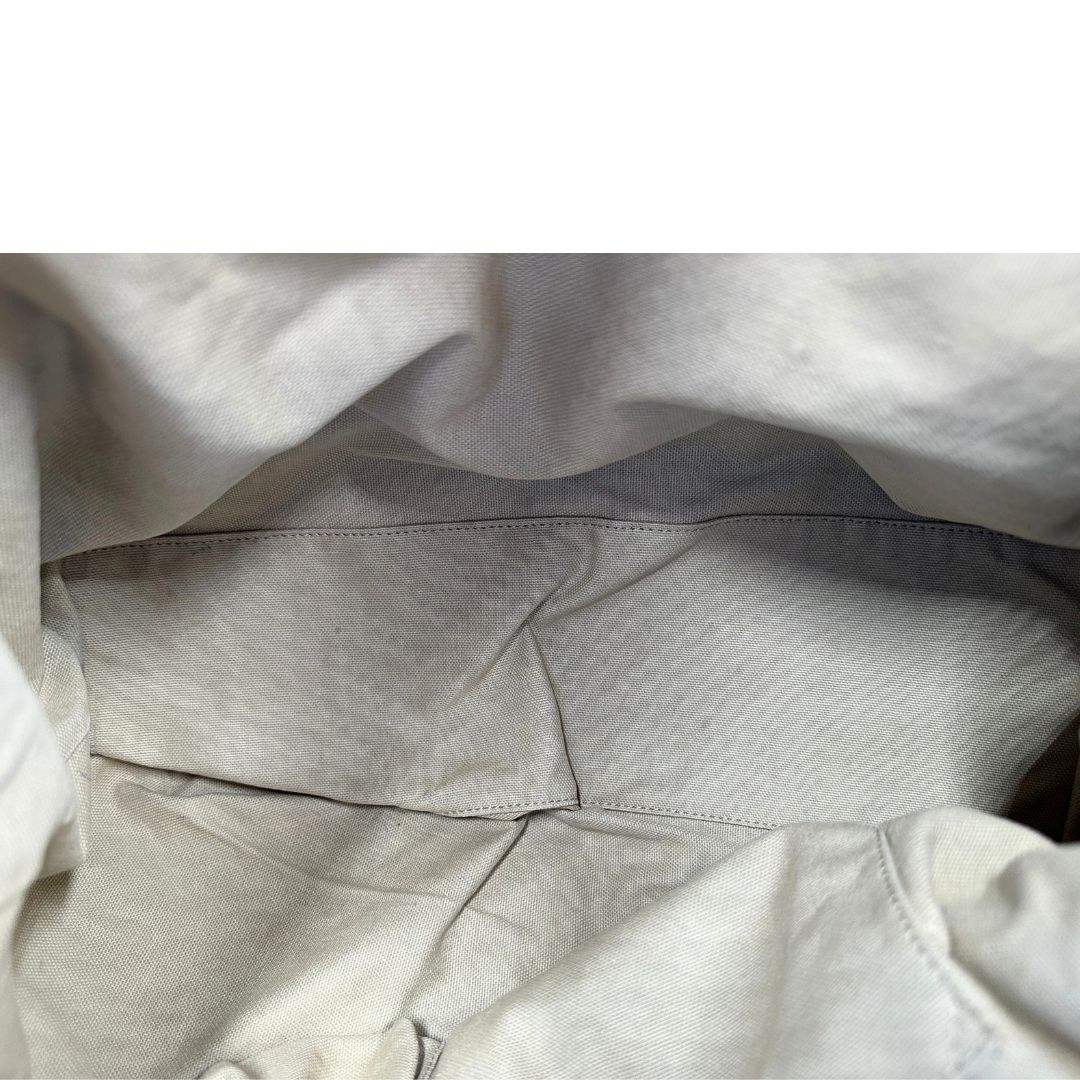 Interno di una Borsa Givenchy Nightingale in pelle blu notte e parti metalliche dorate. Munita di doppi manici e tracolla una amovibile arricchita da una cerniera decorativa. Indossabile a mano o a tracolla. Originale, usata, di lusso, in ottime condizioni