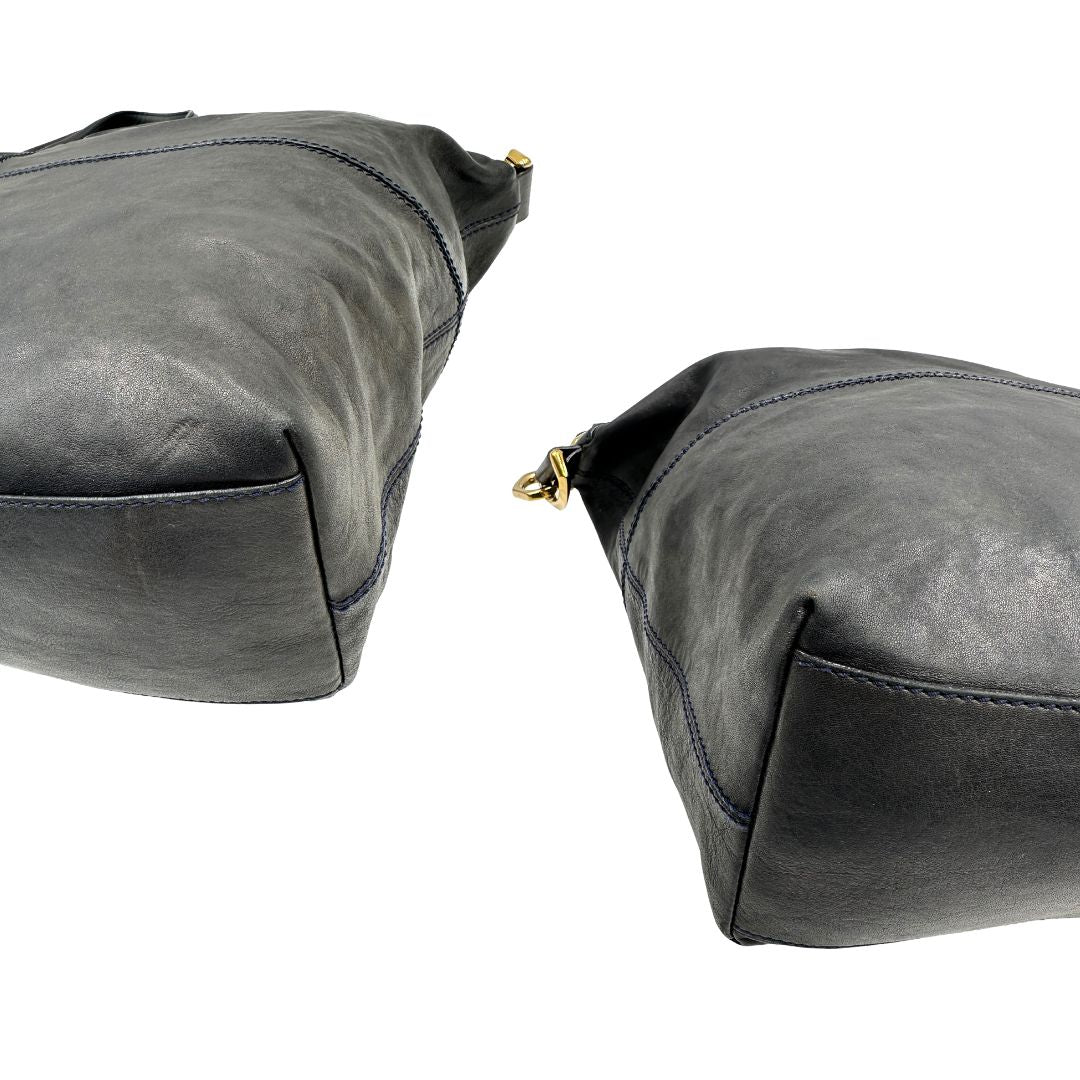 Angoli di una Borsa Givenchy Nightingale in pelle blu notte e parti metalliche dorate. Munita di doppi manici e tracolla una amovibile arricchita da una cerniera decorativa. Indossabile a mano o a tracolla. Originale, usata, di lusso, in ottime condizioni