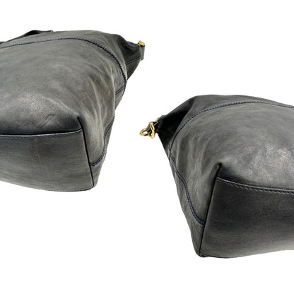 Angoli di una Borsa Givenchy Nightingale in pelle blu notte e parti metalliche dorate. Munita di doppi manici e tracolla una amovibile arricchita da una cerniera decorativa. Indossabile a mano o a tracolla. Originale, usata, di lusso, in ottime condizioni