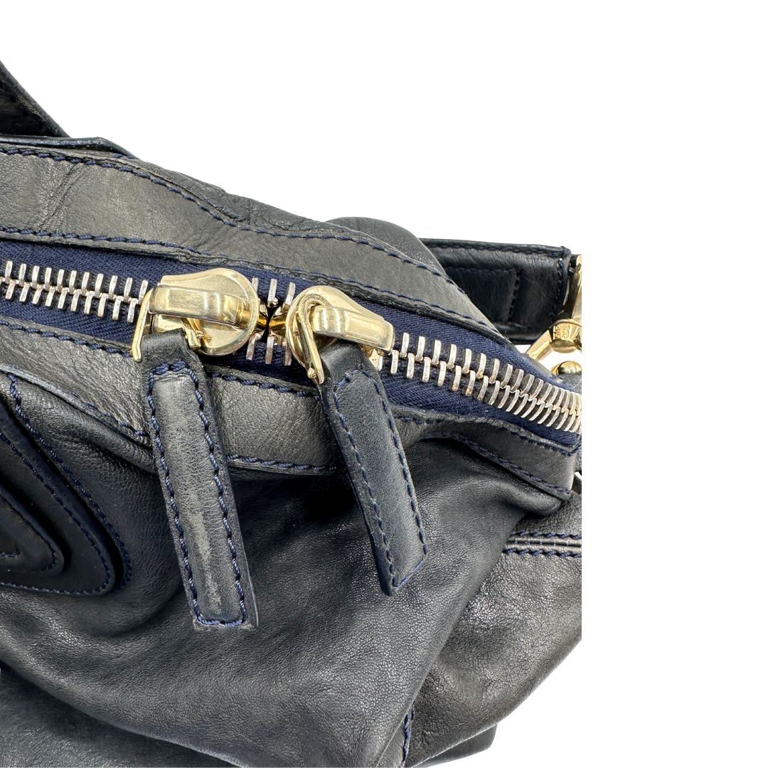 Borsa Givenchy Nightingale in pelle blu notte e parti metalliche dorate. Munita di doppi manici e tracolla una amovibile arricchita da una cerniera decorativa. Indossabile a mano o a tracolla. Originale, usata, di lusso, in ottime condizioni