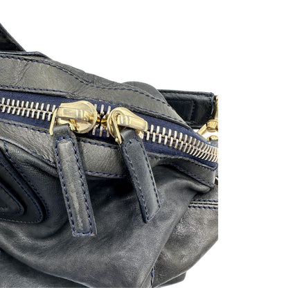 Borsa Givenchy Nightingale in pelle blu notte e parti metalliche dorate. Munita di doppi manici e tracolla una amovibile arricchita da una cerniera decorativa. Indossabile a mano o a tracolla. Originale, usata, di lusso, in ottime condizioni