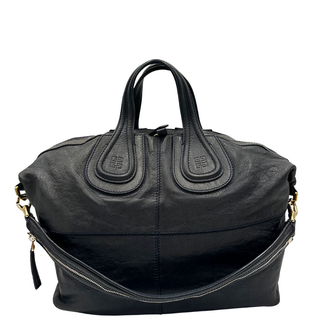 Front di una Borsa Givenchy Nightingale in pelle blu notte e parti metalliche dorate. Munita di doppi manici e tracolla una amovibile arricchita da una cerniera decorativa. Indossabile a mano o a tracolla. Originale, usata, di lusso, in ottime condizioni
