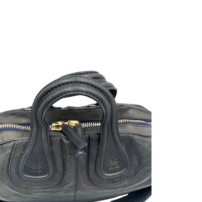 Manici di una Borsa Givenchy Nightingale in pelle blu notte e parti metalliche dorate. Munita di doppi manici e tracolla una amovibile arricchita da una cerniera decorativa. Indossabile a mano o a tracolla. Originale, usata, di lusso, in ottime condizioni