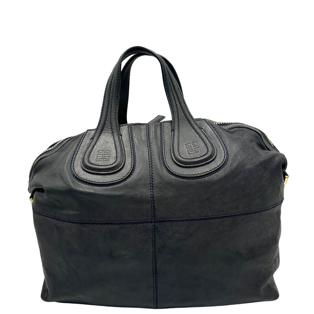Retro di una Borsa Givenchy Nightingale in pelle blu notte e parti metalliche dorate. Munita di doppi manici e tracolla una amovibile arricchita da una cerniera decorativa. Indossabile a mano o a tracolla. Originale, usata, di lusso, in ottime condizioni