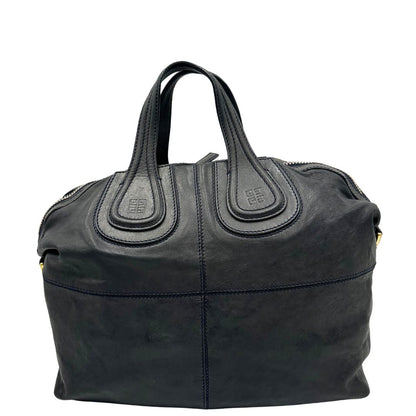 Retro di una Borsa Givenchy Nightingale in pelle blu notte e parti metalliche dorate. Munita di doppi manici e tracolla una amovibile arricchita da una cerniera decorativa. Indossabile a mano o a tracolla. Originale, usata, di lusso, in ottime condizioni