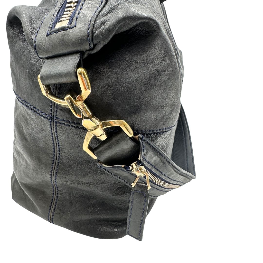 Borsa Givenchy Nightingale in pelle blu notte e parti metalliche dorate. Munita di doppi manici e tracolla una amovibile arricchita da una cerniera decorativa. Indossabile a mano o a tracolla. Originale, usata, di lusso, in ottime condizioni