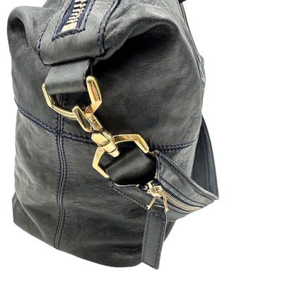 Borsa Givenchy Nightingale in pelle blu notte e parti metalliche dorate. Munita di doppi manici e tracolla una amovibile arricchita da una cerniera decorativa. Indossabile a mano o a tracolla. Originale, usata, di lusso, in ottime condizioni