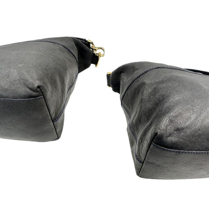 Angoli di una Borsa Givenchy Nightingale in pelle blu notte e parti metalliche dorate. Munita di doppi manici e tracolla una amovibile arricchita da una cerniera decorativa. Indossabile a mano o a tracolla. Originale, usata, di lusso, in ottime condizioni