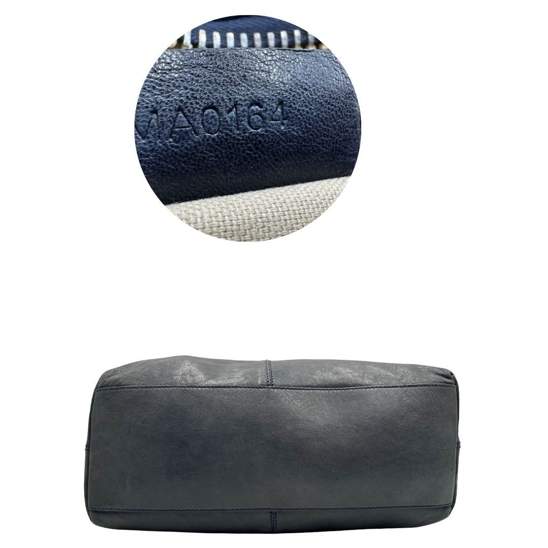 Base di una Borsa Givenchy Nightingale in pelle blu notte e parti metalliche dorate. Munita di doppi manici e tracolla una amovibile arricchita da una cerniera decorativa. Indossabile a mano o a tracolla. Originale, usata, di lusso, in ottime condizioni