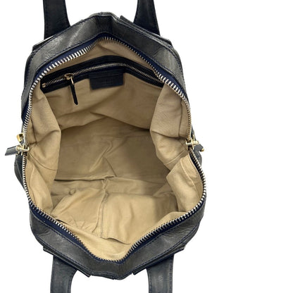 Interno Borsa Givenchy Nightingale in pelle blu notte e parti metalliche dorate. Munita di doppi manici e tracolla una amovibile arricchita da una cerniera decorativa. Indossabile a mano o a tracolla. Originale, usata, di lusso, in ottime condizioni
